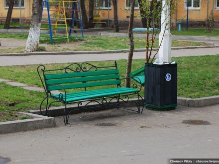 Уберите урны от лавочек